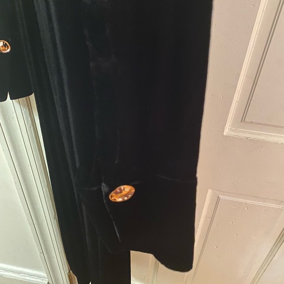 Long black velvet dress with gold buttons and belt - Picture 4 of 5